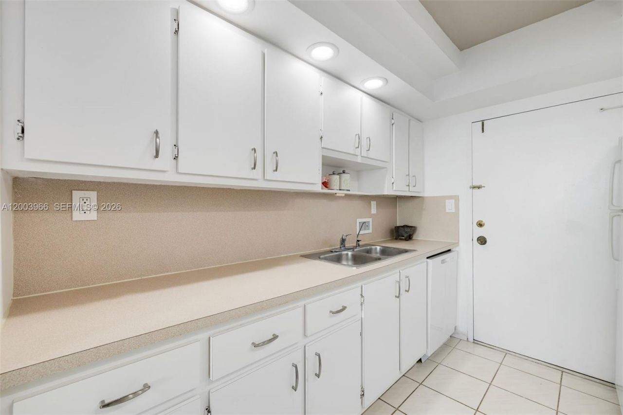 5401 Collins Ave , Unit 611, Miami Beach, FL 33140 Photo