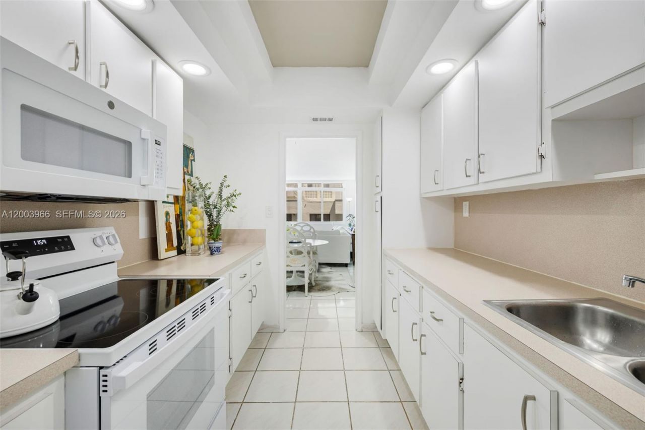 5401 Collins Ave , Unit 611, Miami Beach, FL 33140 Photo