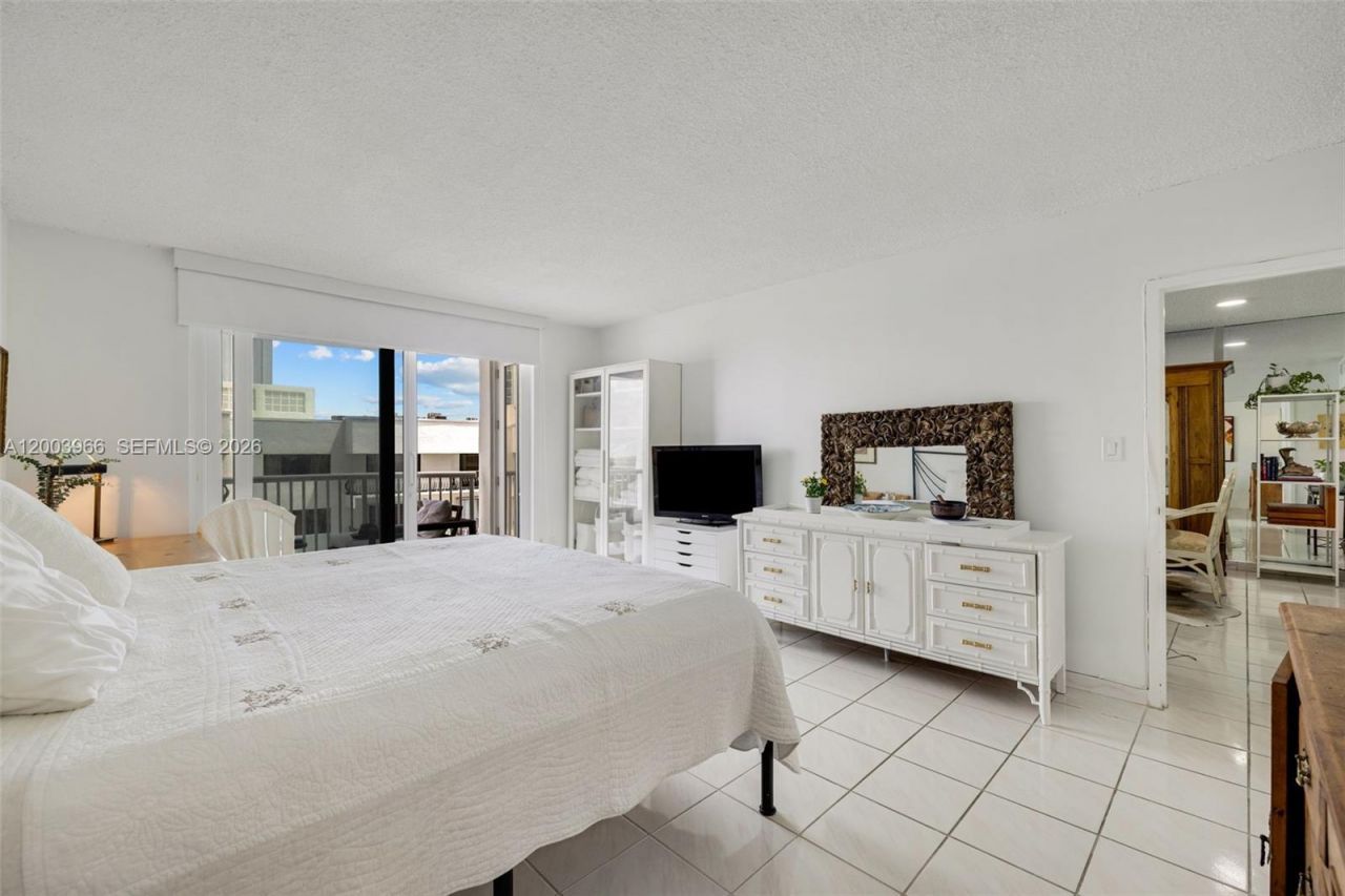 5401 Collins Ave , Unit 611, Miami Beach, FL 33140 Photo