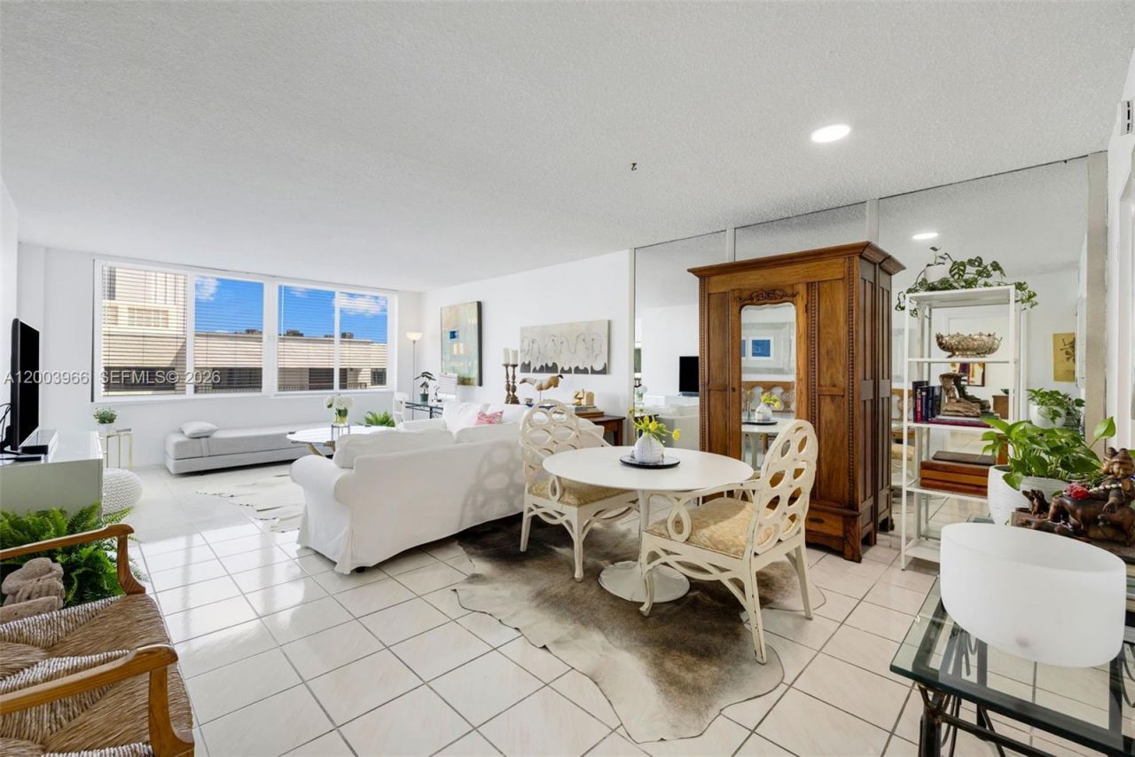 5401 Collins Ave , Unit 611, Miami Beach, FL 33140 Photo