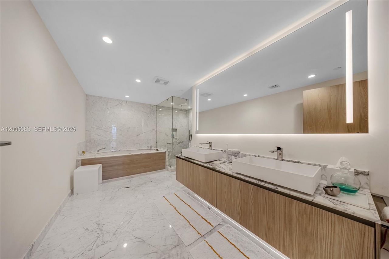 1135 103rd St , Unit 504, Bay Harbor Islands, FL 33154 Photo