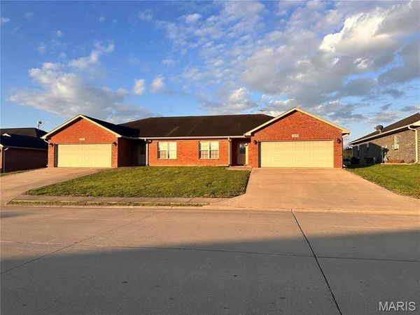 387/389 W Deerwood Drive , Jackson, MO 63755