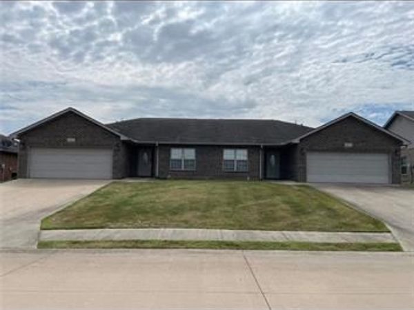 429/431 W Deerwood Drive , Jackson, MO 63755