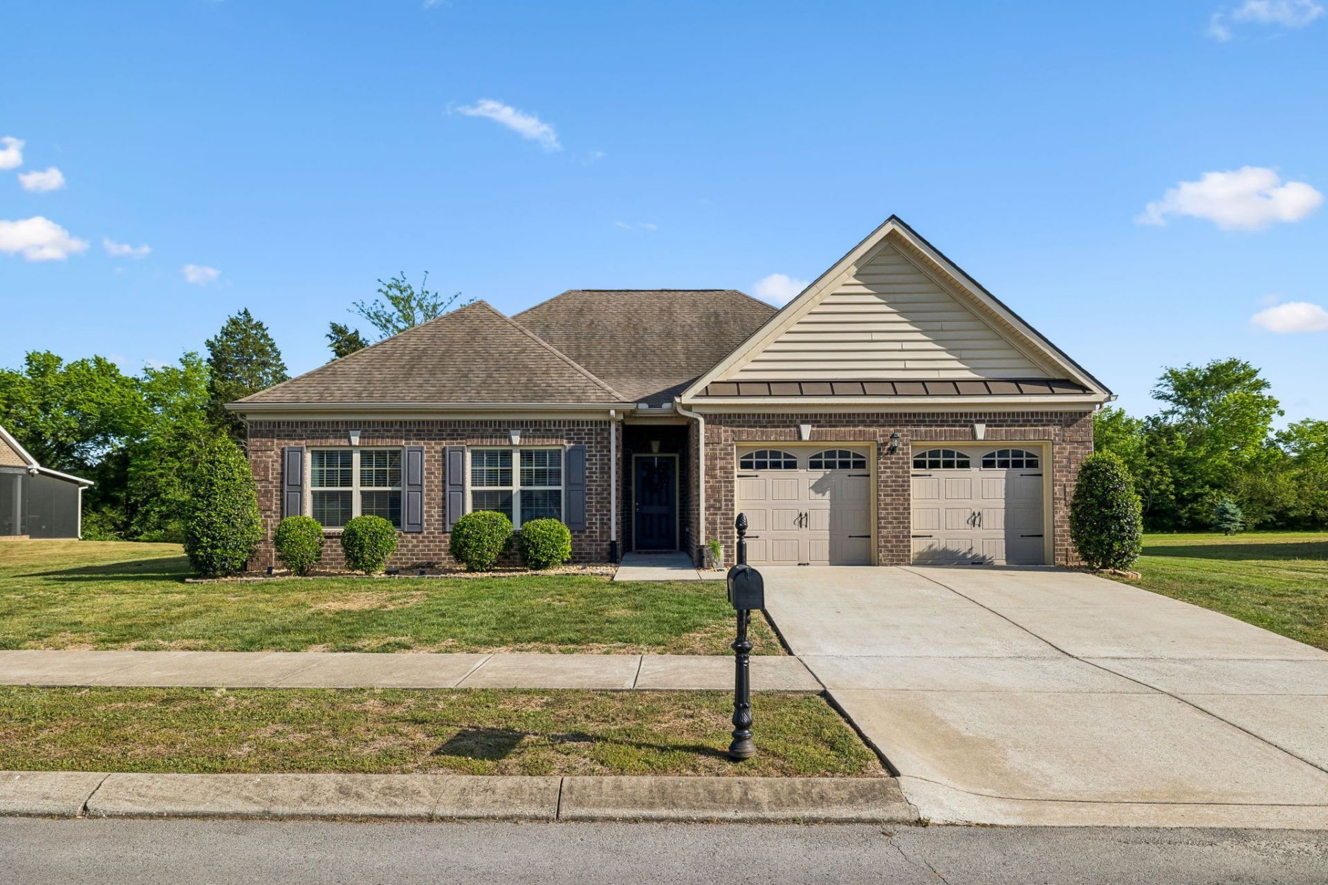 1446 Woodside Dr, Lebanon, TN 37087 Main Photo