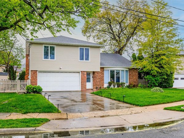 23 Geoffrey Lane, Hewlett, NY 11557