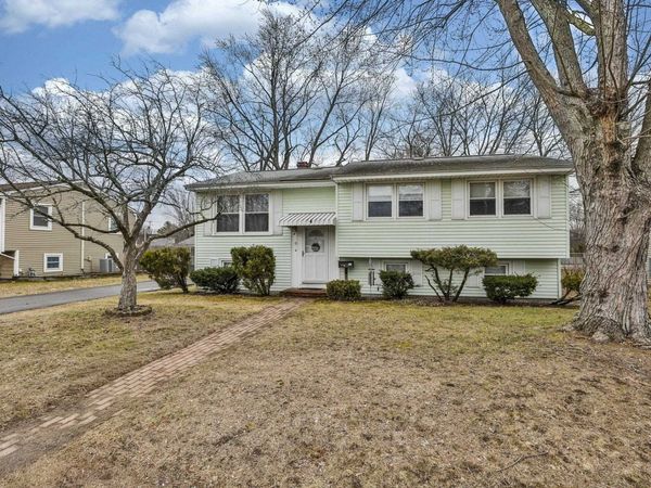 8 Kingston Drive, Nashua, NH 03060