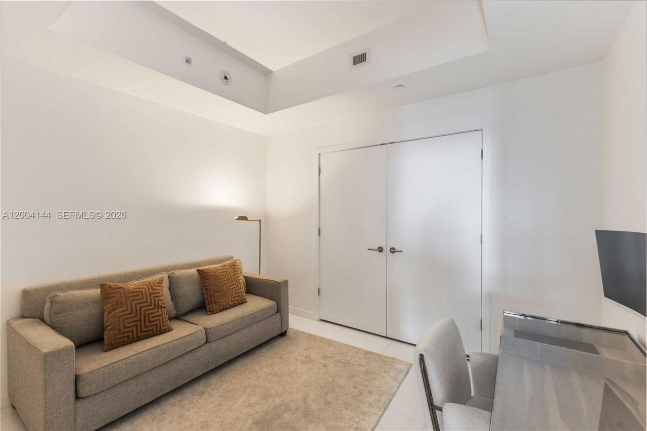851 NE 1st Ave , Unit 4405, Miami, FL 33132 Photo