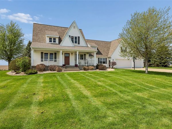 7083 18th Avenue , Van Horne, IA 52346