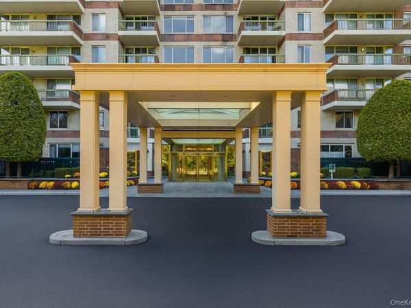 100 Hilton Avenue , Unit PH 5, Garden City, NY 11530