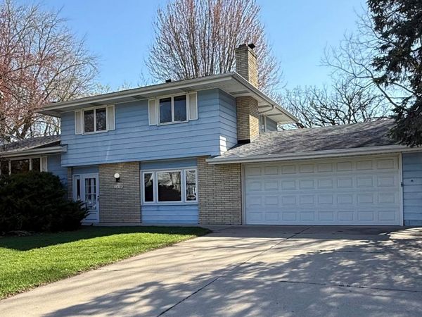 1417 Pinewood Drive , Woodbury, MN 55125