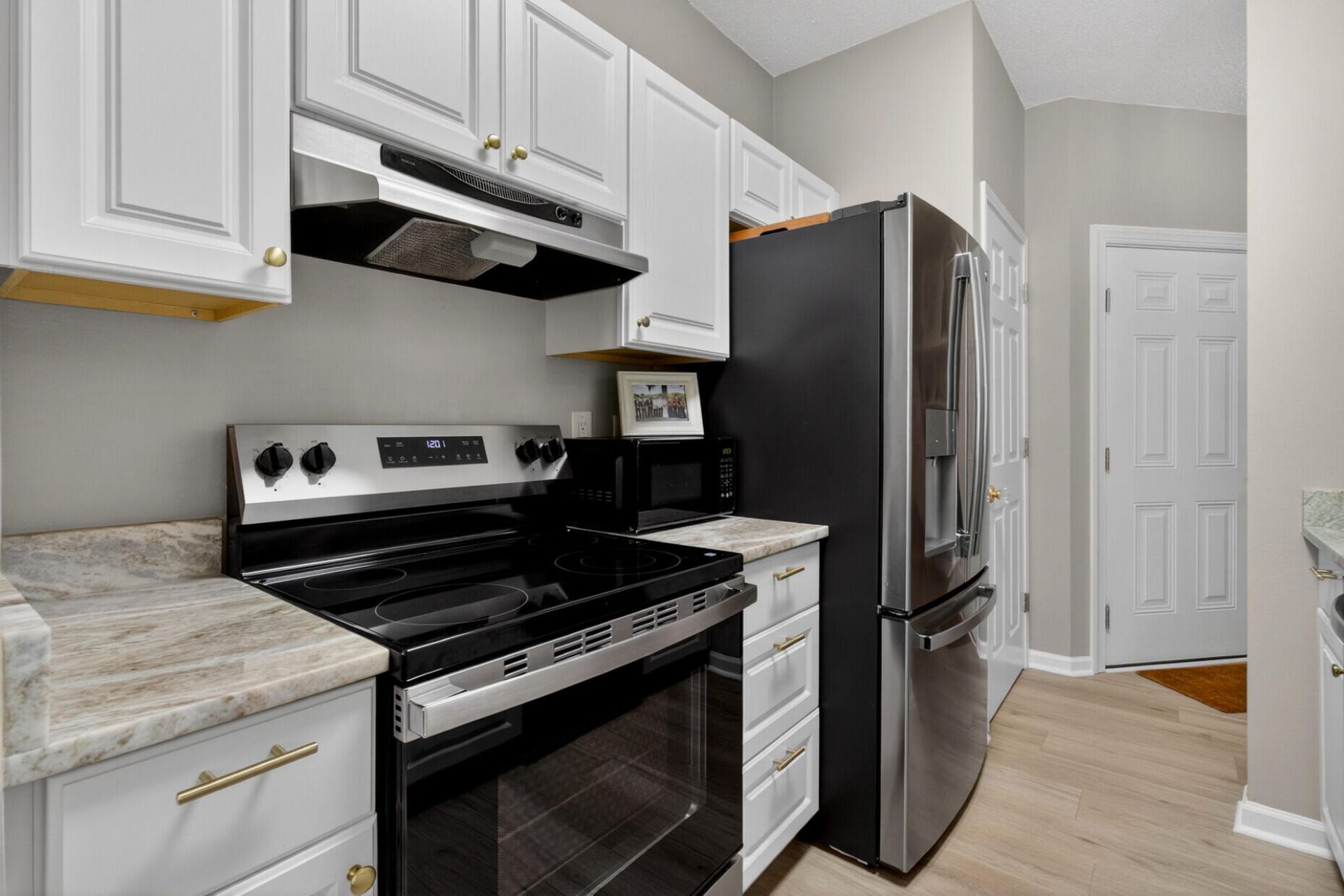 2212 Chatelain Way Photo 8