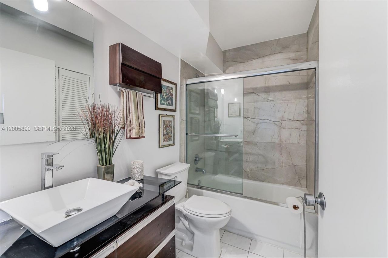 5900 Collins Ave, Unit 402, Miami Beach, FL 33140 Photo