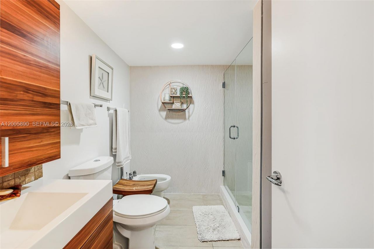 5900 Collins Ave, Unit 402, Miami Beach, FL 33140 Photo