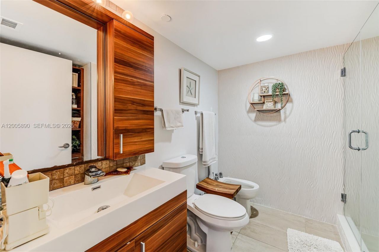 5900 Collins Ave, Unit 402, Miami Beach, FL 33140 Photo