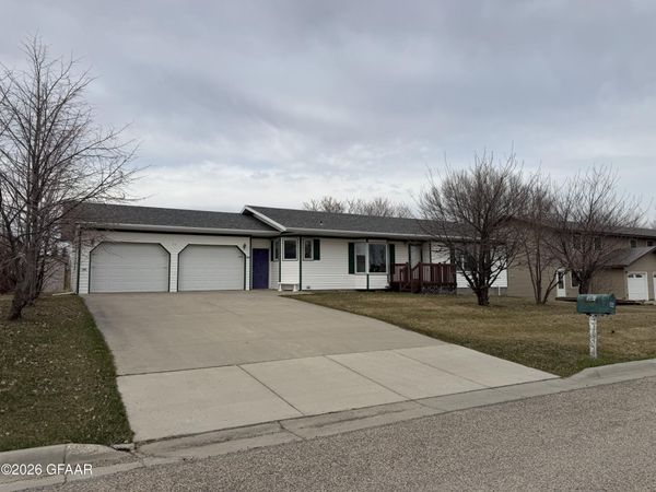 504 HILLTOP Drive , Park River, ND 58270