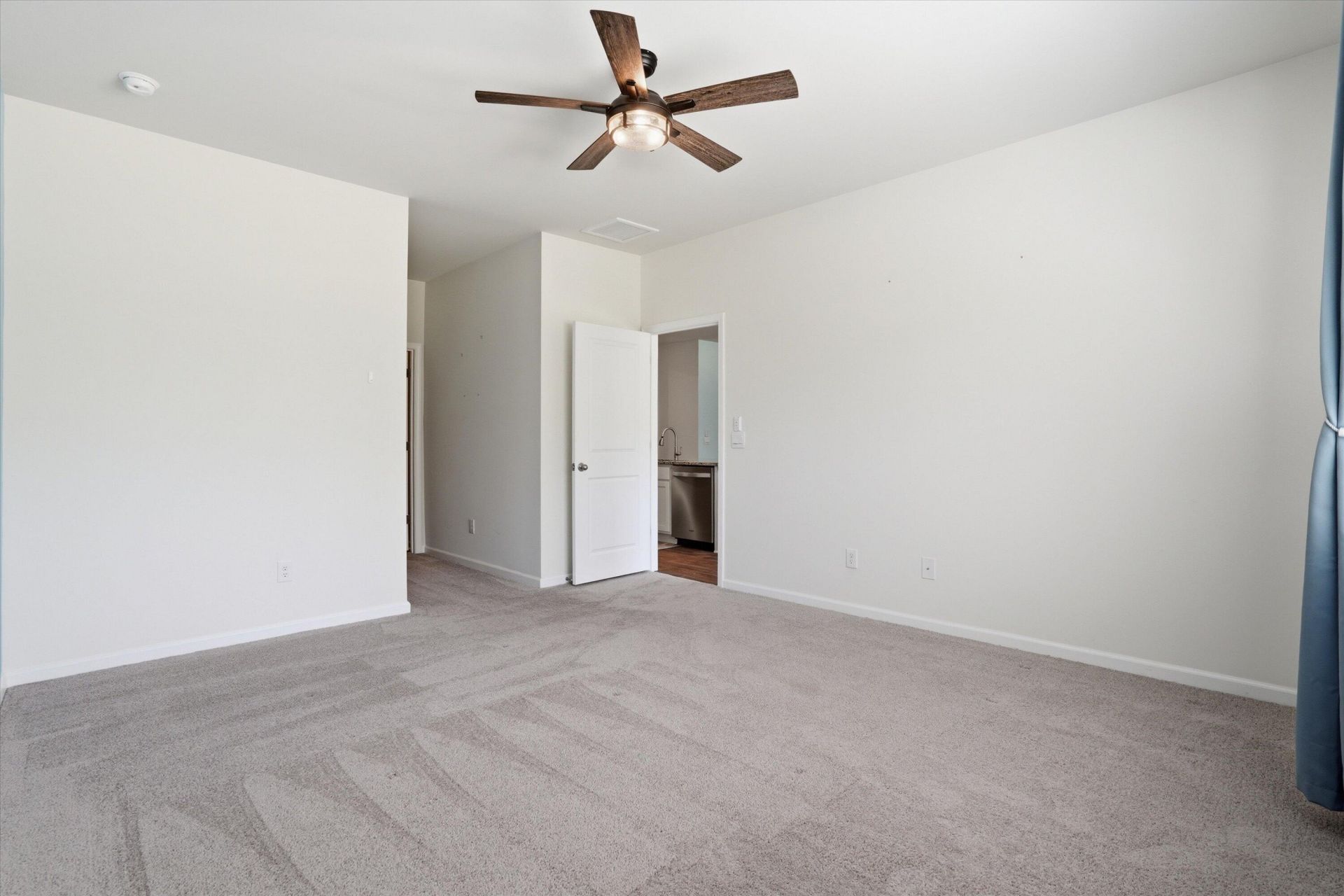 155 Cloverleaf Street Photo 16