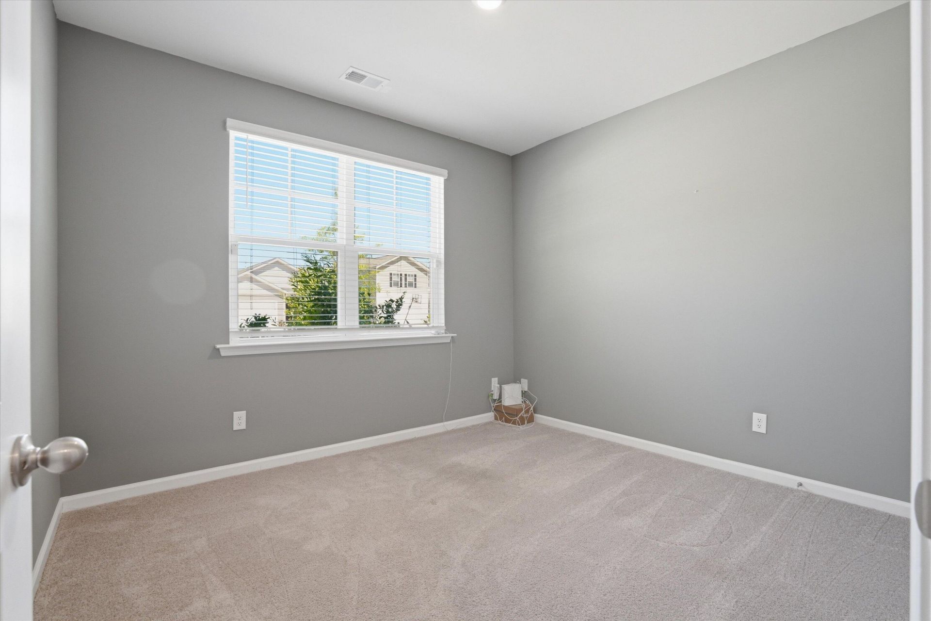 155 Cloverleaf Street Photo 19