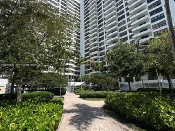 2500 Parkview Dr , Hallandale Beach, FL 33009