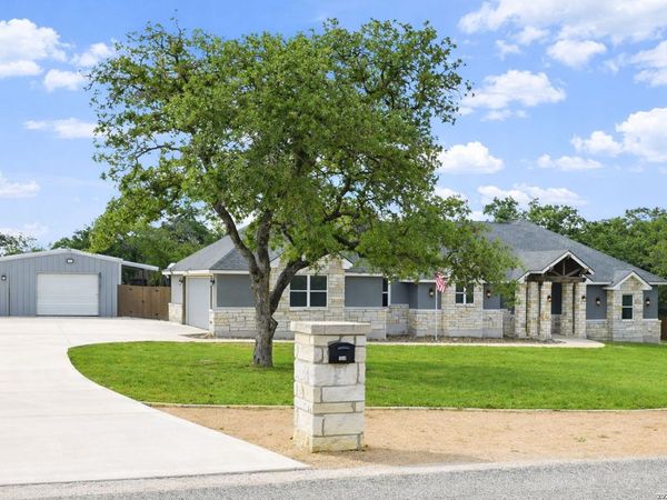 104 Abrego Knoll Dr, Floresville, TX 78114