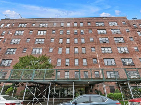 143-50 Hoover Avenue, Unit 304, Briarwood, NY 11435