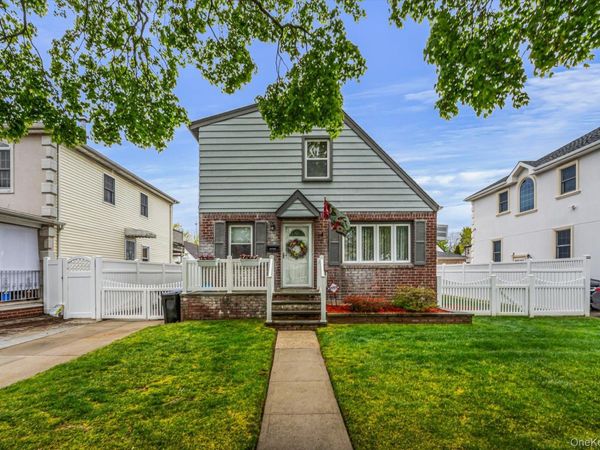 7942 264th Street , Glen Oaks, NY 11004