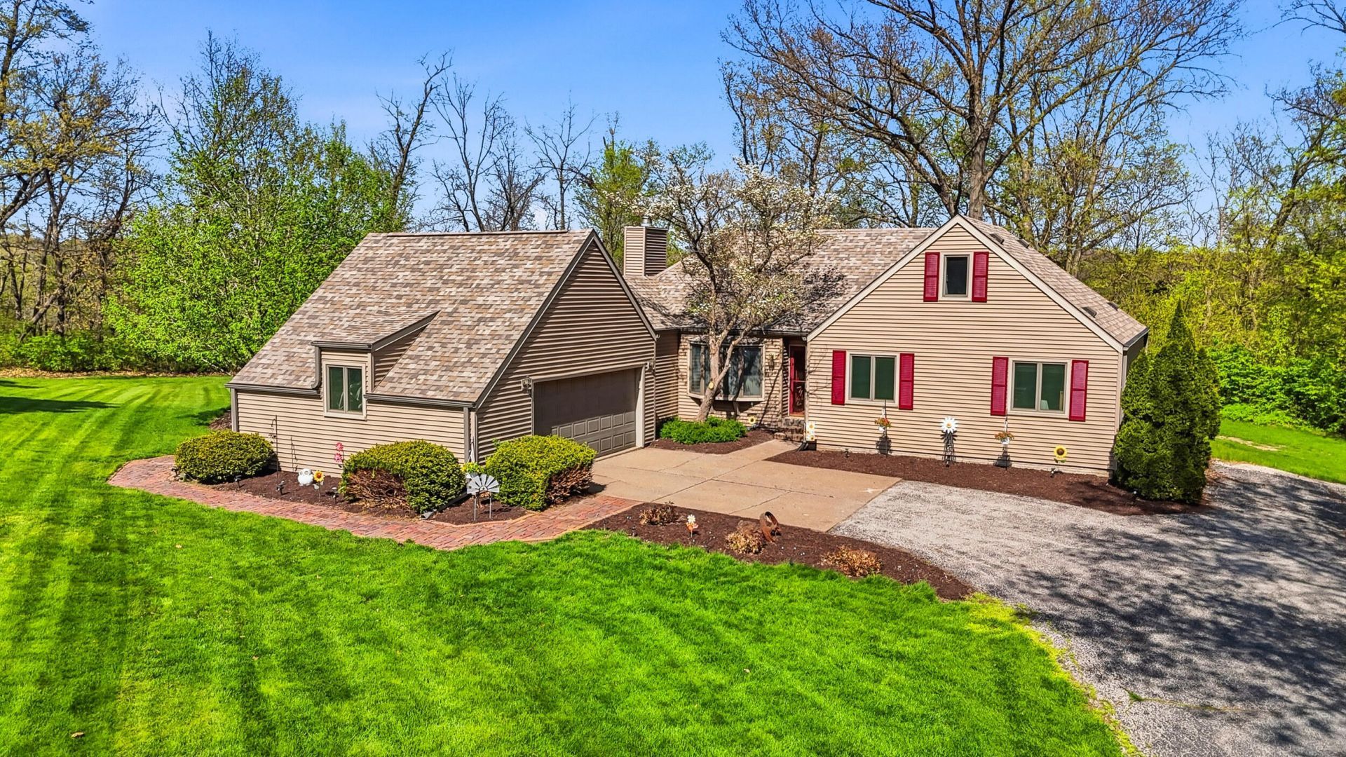 2275 Ridgeview Dr, Muscatine, IA 52761 Main Photo