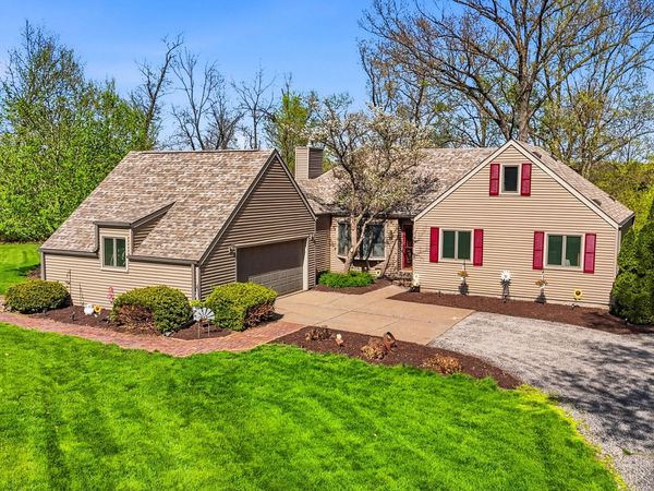 2275 RIDGEVIEW DR, Muscatine, IA 52761