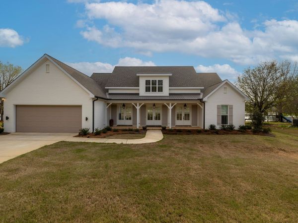 1334 W Lakeshore, Starkville, MS 39759