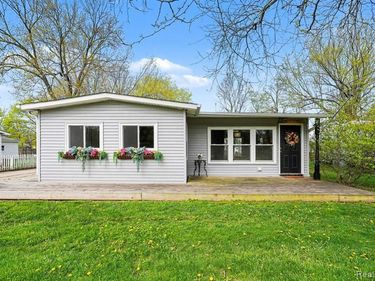 717 Oak Park Drive, Fenton, MI 48430