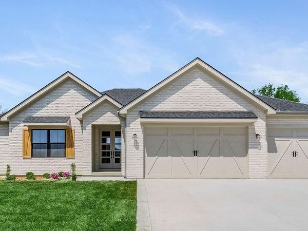 4 Red Fox Circle, Lake Winnebago, MO 64034