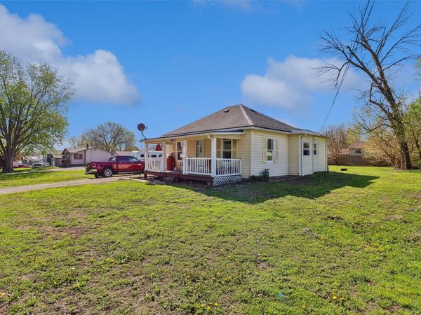 1023 N 10th Avenue E, Newton, IA 50208