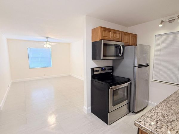 607 NE 29th Drive, Unit 17, Wilton Manors, FL 33334