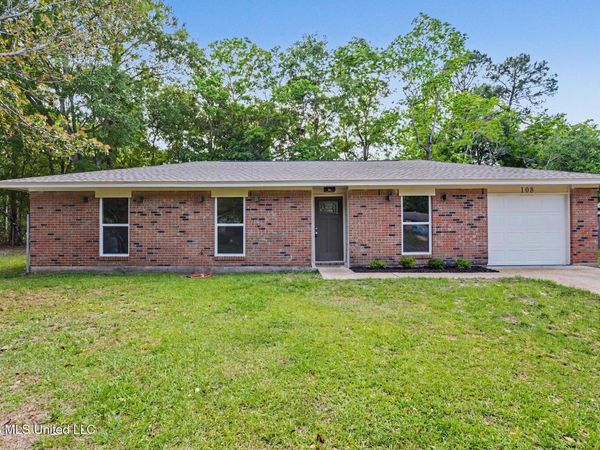 108 Vicksburg Place, Ocean Springs, MS 39564