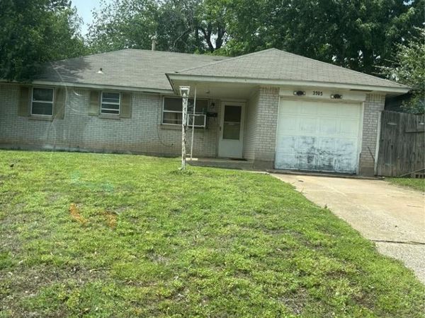 3905 Parkwoods Lane, Midwest City, OK 73110