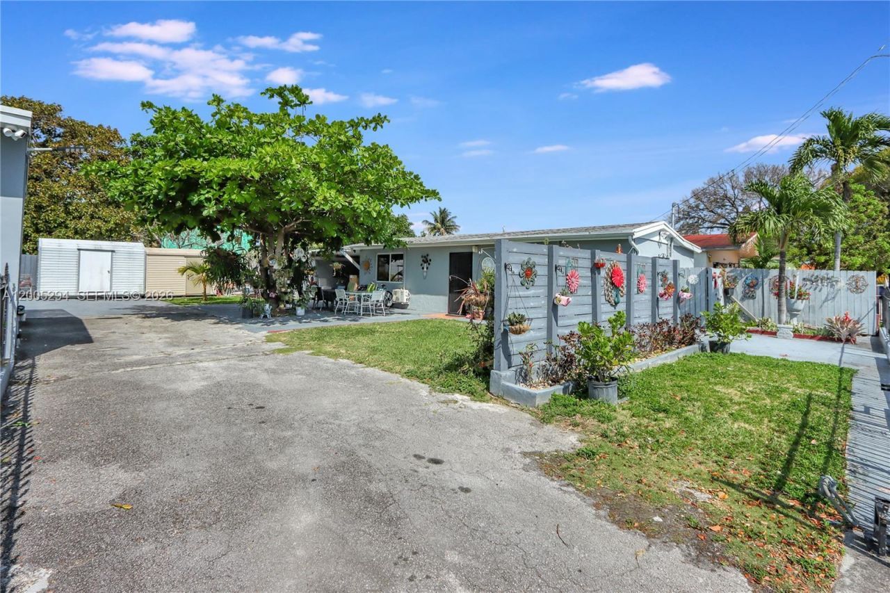 2101 NW 26th St , Miami, FL 33142 Photo