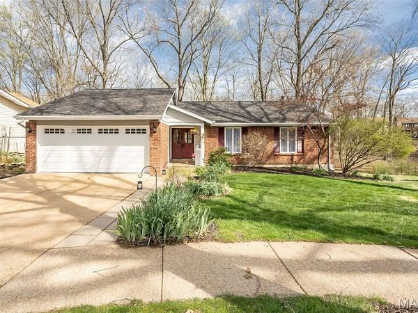 812 Paquerette Court , Manchester, MO 63021
