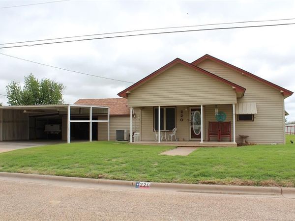 220 N 14th Avenue, Munday, TX 76371