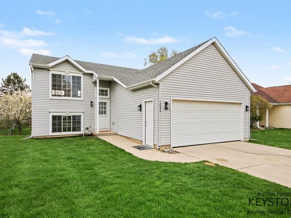 3048 Stonewood Street NW, Grand Rapids, MI 49504