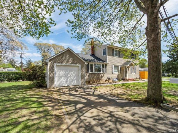 20 Cambridge Avenue , Melville, NY 11747