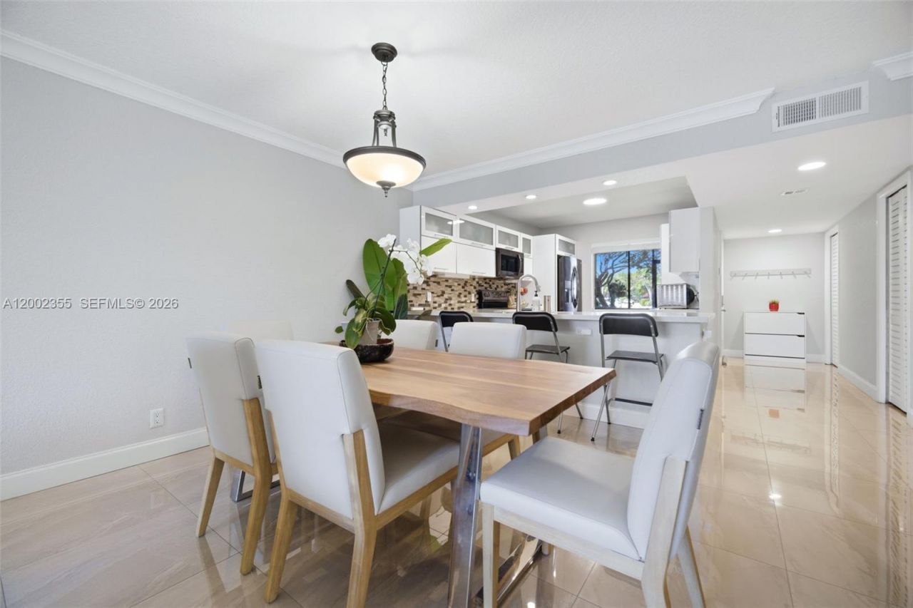 390 Lakeview Dr, Unit 102, Weston, FL 33326 Photo