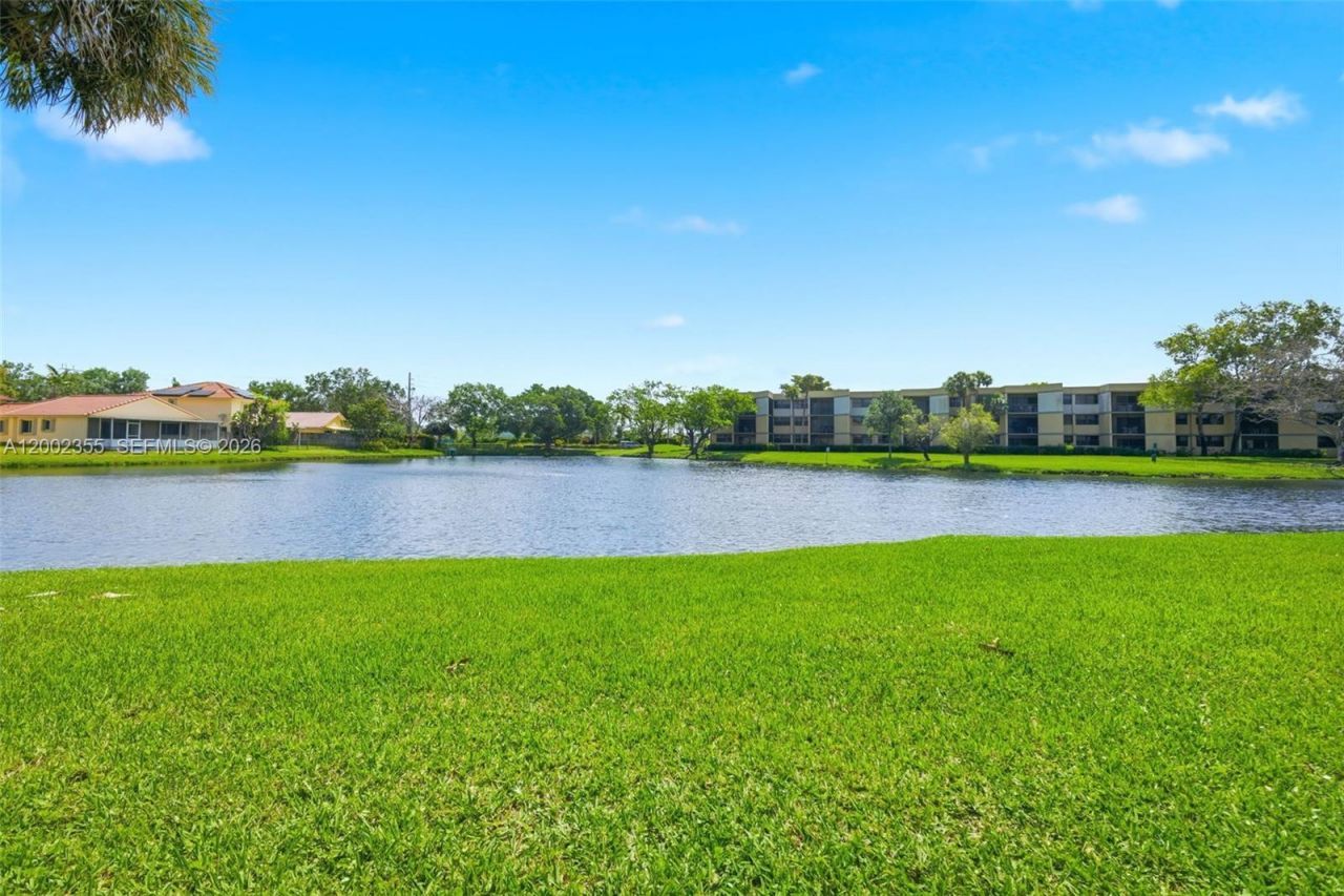 390 Lakeview Dr, Unit 102, Weston, FL 33326 Photo