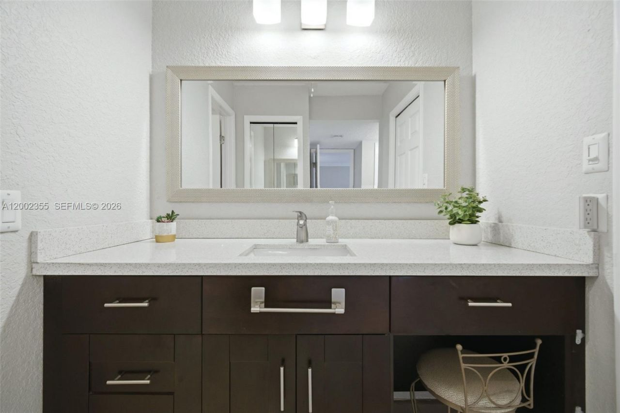 390 Lakeview Dr, Unit 102, Weston, FL 33326 Photo