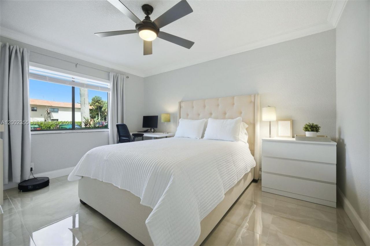 390 Lakeview Dr, Unit 102, Weston, FL 33326 Photo