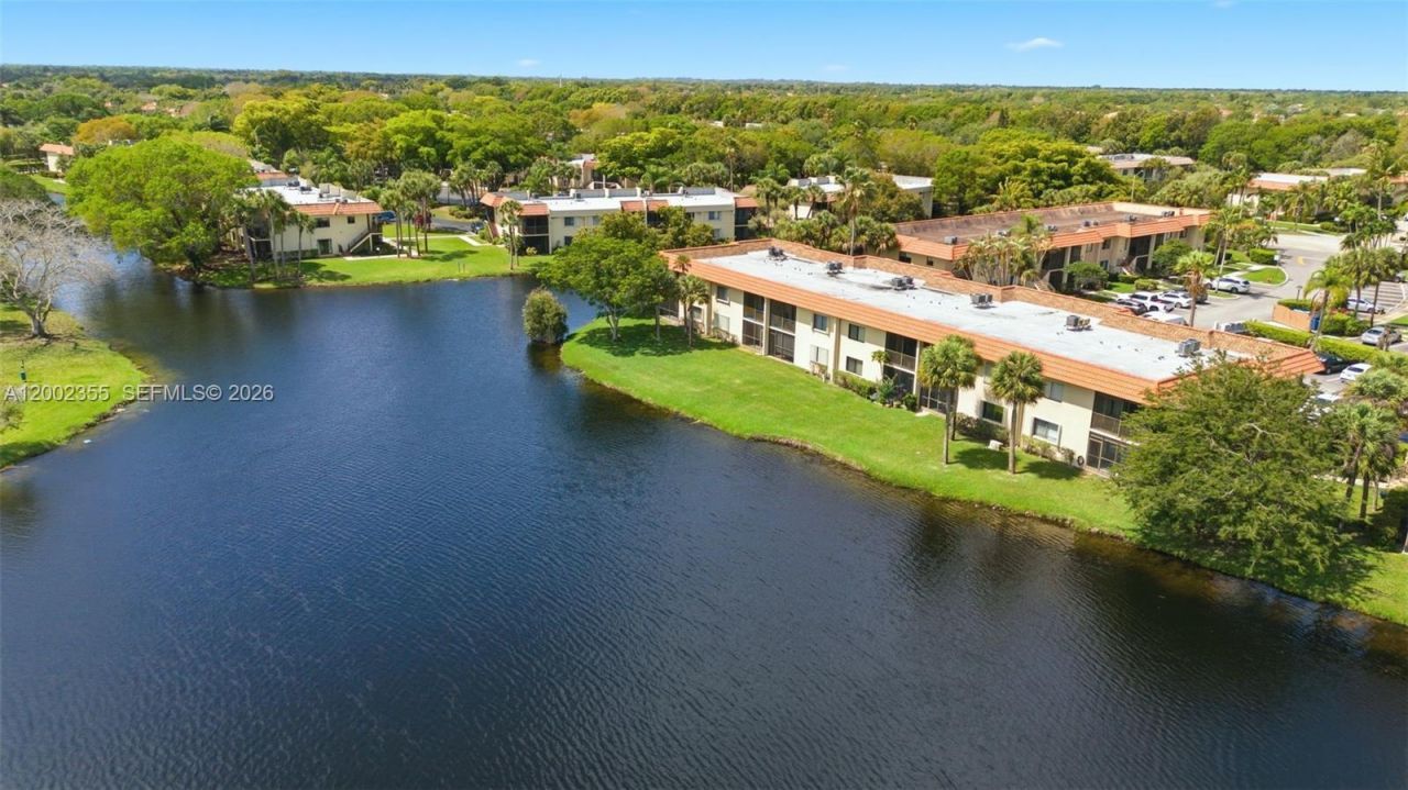 390 Lakeview Dr, Unit 102, Weston, FL 33326 Photo