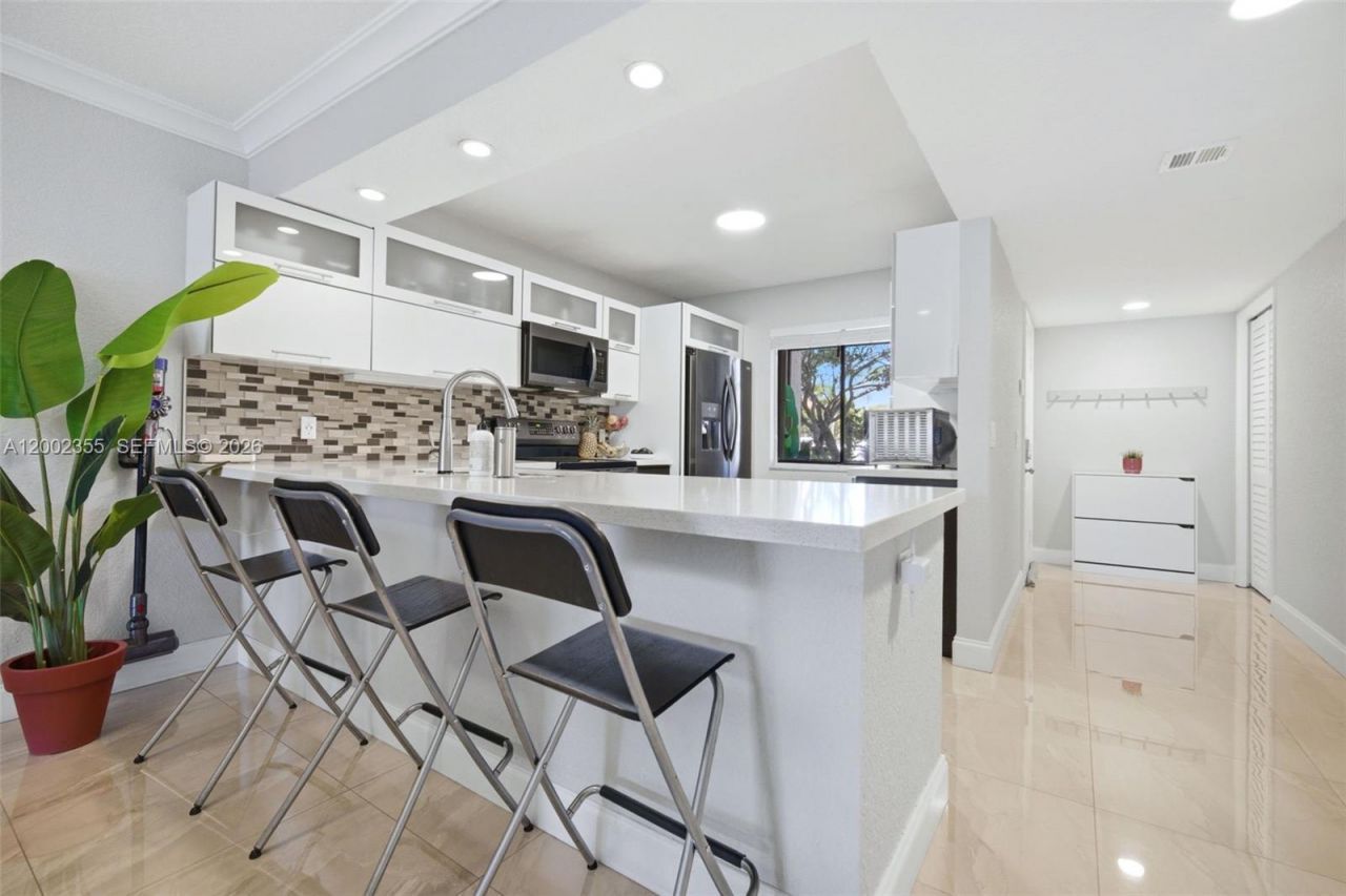 390 Lakeview Dr, Unit 102, Weston, FL 33326 Photo