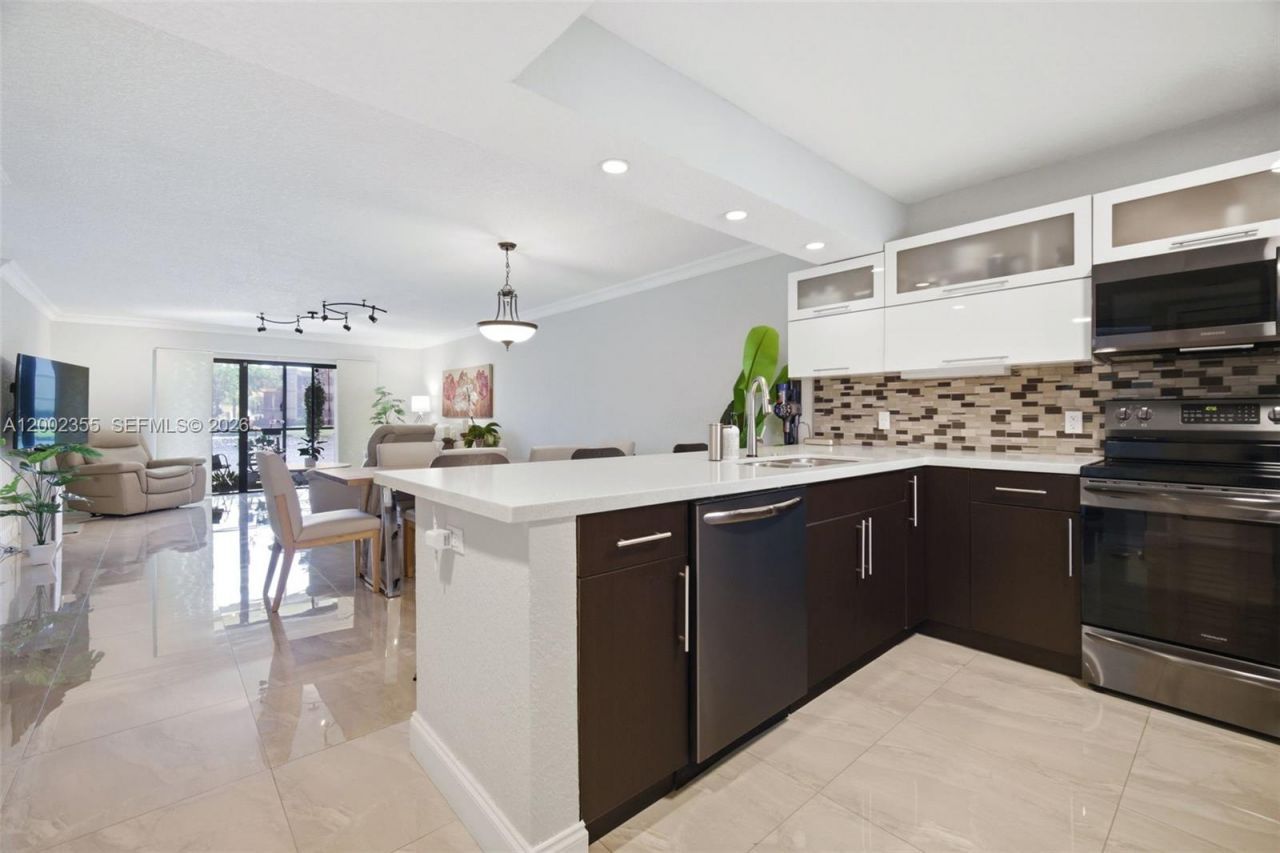 390 Lakeview Dr, Unit 102, Weston, FL 33326 Photo