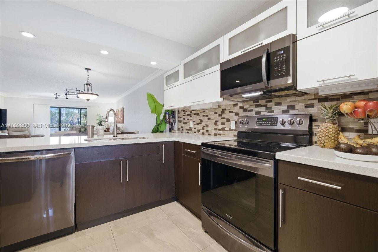 390 Lakeview Dr, Unit 102, Weston, FL 33326 Photo