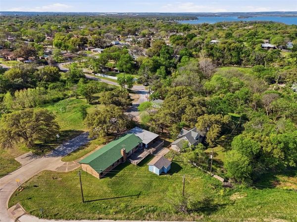 7020 Edgemere Place , Lake Worth, TX 76135