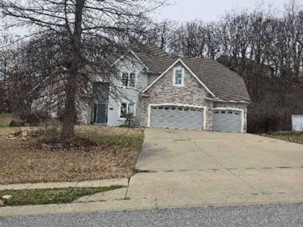 6826 N Charleston Drive, Kansas City, MO 64119