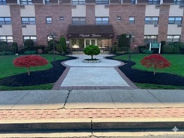 25 Elizabeth Street, Unit 1B, Farmingdale, NY 11735